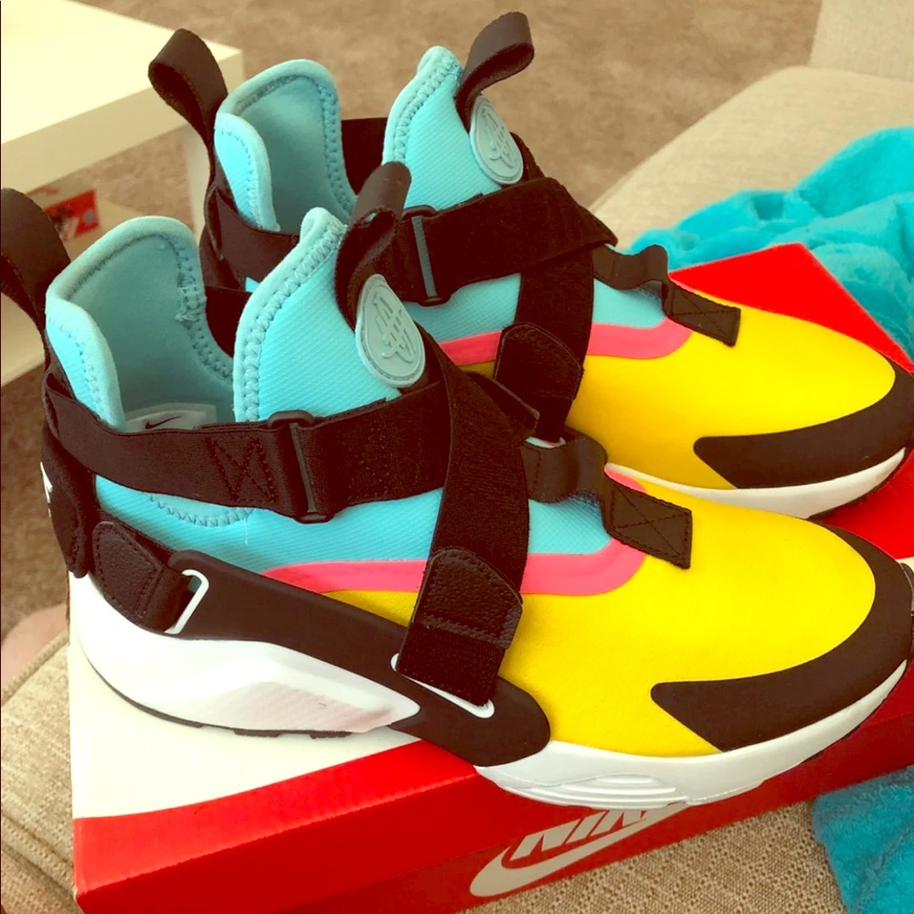 •SOLD• Nike Huarache City 👟